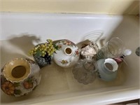 Lot of glass lampshades and vases, bring boxes