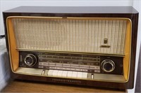 Grundig-Majestic 3160 U Tube Radio 22"