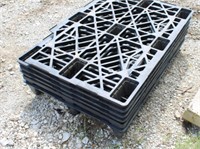 6 Plastic Pallets