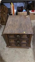 Wood end table 20 1/2x25 1/2x20