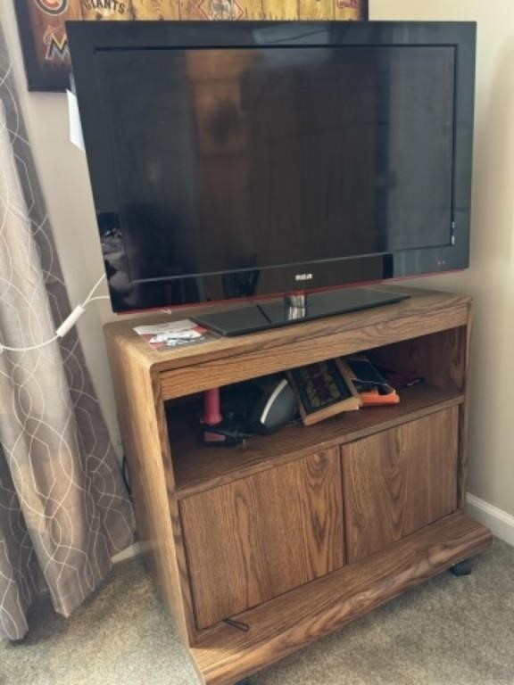 RCA 32" TV / TV Stand