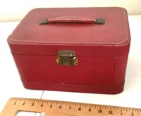 Vintage traveling make up case