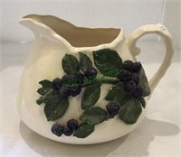 Ceramic pitcher with Wildberry 3-D motive