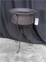 HAMMERED METAL PLANTER WITH STAND