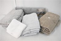 BATH MAT AND BATH TOWELS - 7 PIECES