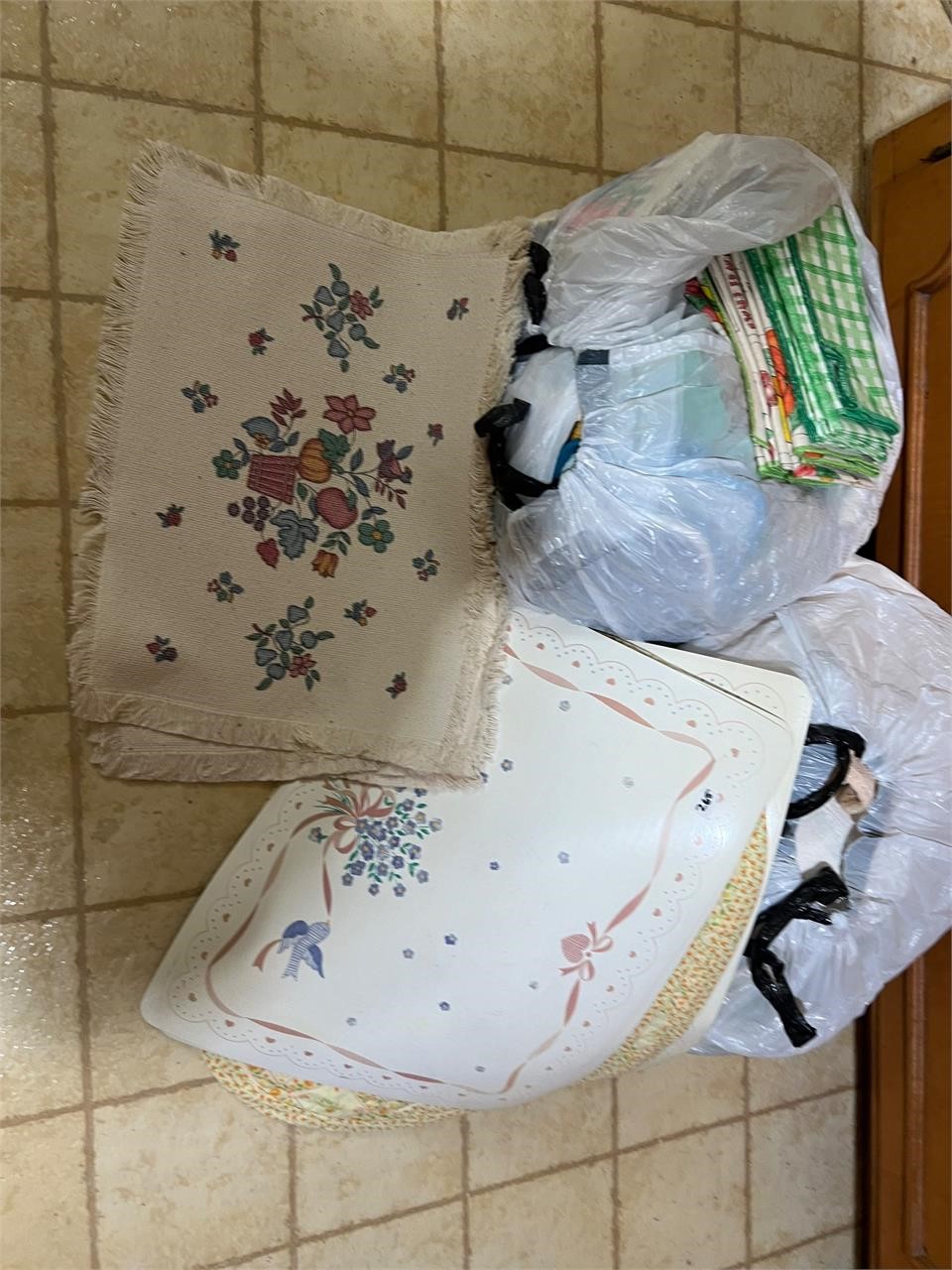 2 BAGS OF KITCHEN LINENS