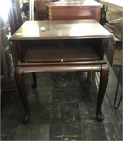 Bombay Co. End Table w/ Pullout/Extension Tray