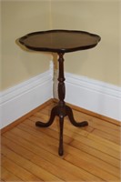 Pie crest top side table on tripod base,