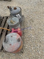 2 METAL GAS CANS, 1 PLASTIC CAN, 2 GALV FUNNELS