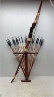 CARVED BOW & 20 ARROWS INCLUDING STAND