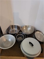 3 Pans w/ lids, Mixing Bowls, Collander