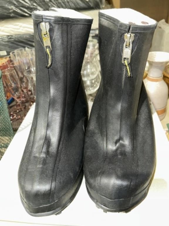 BLACK TRACTION BOOT SIZE 12