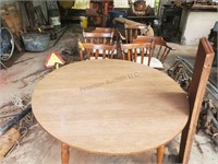 Dining Room Table w/ 2 - Leafs & 6 - Chairs