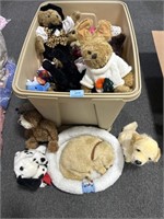 COLLECTION OF STUFFED ANIMALS