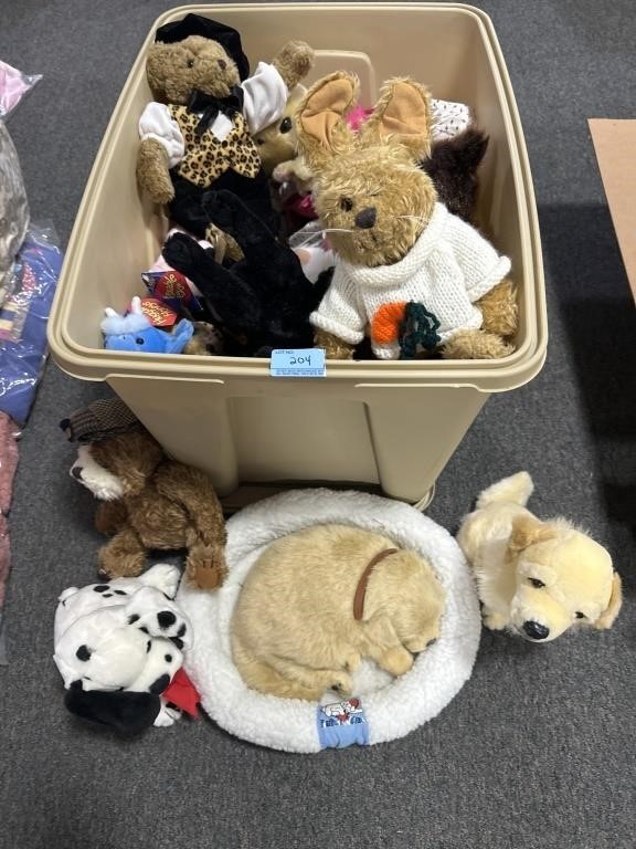 COLLECTION OF STUFFED ANIMALS