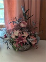 Glass bowl w floral arrangement