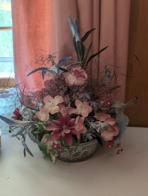 Glass bowl w floral arrangement