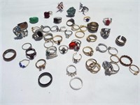 Lot of costume rings. Silver and gold tone