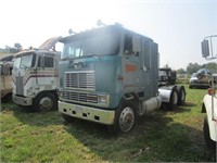 International COE Road Tractor w/Sleeper,