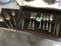 1947 Rogers serving pcs & kings silverware