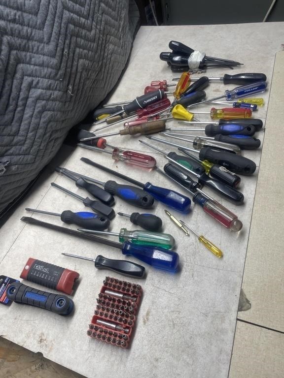 Quantity of screwdrivers, torque screwdrivers,