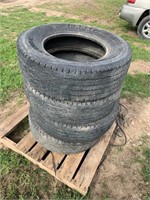 4 LT275/70 R18 tires