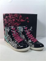 New Qupid Size 7 Zebra Sneaker with Heel