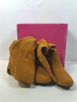 New Qupid Size 5.5 Mustard Velvet Boots