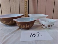 4 PC. HIGHLY COLLECTABLE PYREX BOWLS