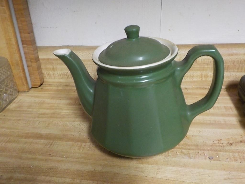 Pottery teapot, sm. Chip inside