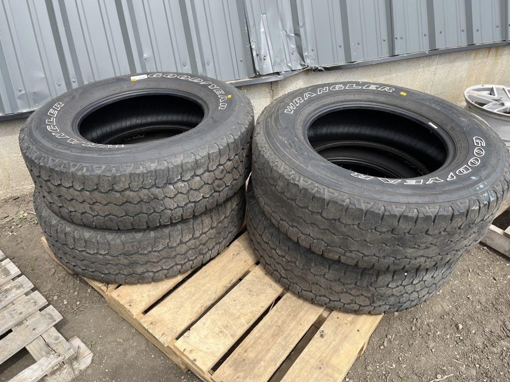 4 GOODYEAR WRANGLER tires LT275/70R18