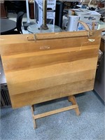 Foldable wood drafting table