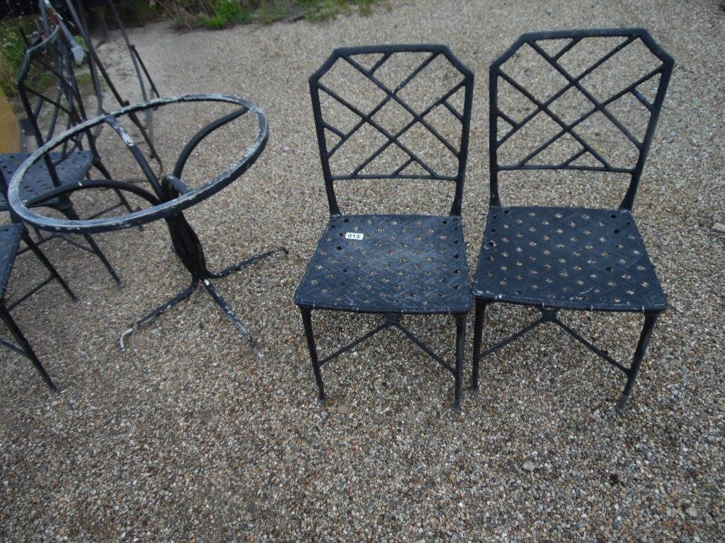 4 METAL OUTDOOR CHAIRS AND TABLE BASE
