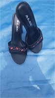 Super nice women's size 7 Alec heels