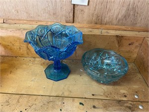 2 blue dishes