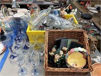 LARGE LOT OF MIXED DECOR / GLASS WARE ETC