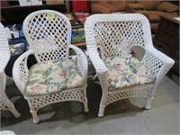 (2X) WICKER PATIO CHAIRS WITH CUSHIONS