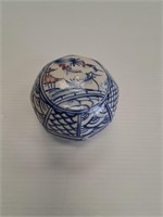 HAND PAINTED BLUE AND WHITE CHINESE TRINKET BOX