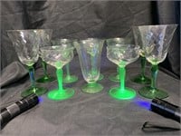 10 ASSORTED VINTAGE GLASSES W/ GREEN URANIUM