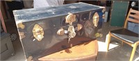 Vintage steamer trunk T44 with key. Measures 30w