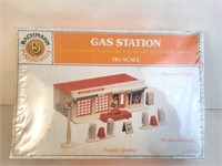 Bachman Gas Station Ho Scale - Snap-Fit Assembly