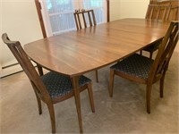 Broyhill Dining Room Table w/3-12" Leaves,4 Padded
