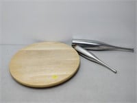 2 decorative pieces and wooden lazy susan