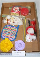 FLAT BOX OF PLASTIC CHILD OR DOLL DISHES