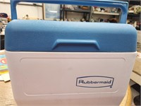 Rubbermaid Cooler with Pack