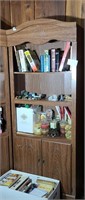 Bookcase: 3 Shelves and 2 doors