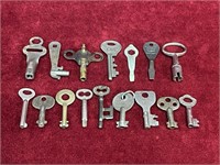16 Vintage / Antique Keys