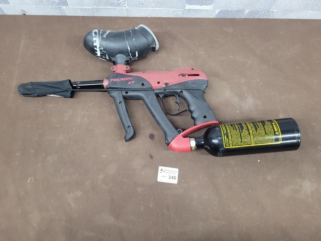 Triumph XT paintball gun with hopper and tank