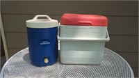 RUBBERMAID 5 GAL WATER COOLER AND A GOTT TOTE