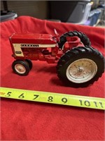 Farmall 404 toy tractor w/metal rear wheels